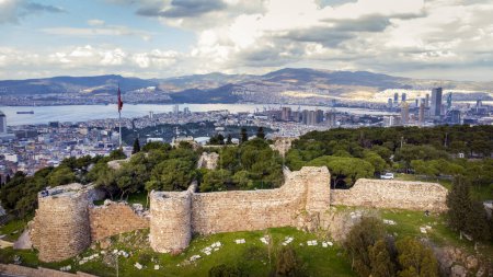 Téléchargez les photos : Château de Kadifekale Drone Photo, Izmir Centre-ville Turquie - en image libre de droit