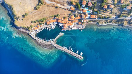 Foto de Pueblo de Skala Nees Kidonies, isla de Lesbos, Grecia. Vista aérea del dron de la isla de Lesbos Molivos. - Imagen libre de derechos