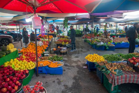 Foto de El barrio es el mercado público. Mercado donde se venden verduras y frutas frescas. Cesmealti - Urla - Izmir. Enero 15, 2023 - Imagen libre de derechos