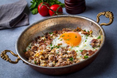 Téléchargez les photos : From traditional Turkish cuisine; fried eggs with meat. Turkish name; kavurmali yumurta - en image libre de droit