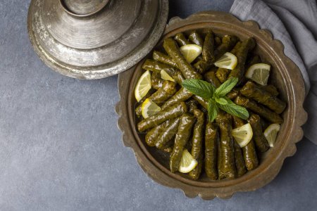 Foto de Comidas turcas deliciosas tradicionales; hojas rellenas (Yaprak sarmasi
) - Imagen libre de derechos