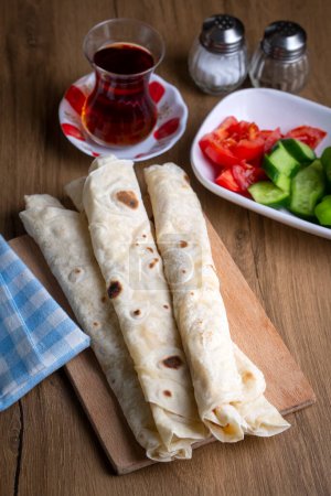 Foto de Comida tradicional turca local; envoltura de masa de queso (nombre turco; Sikma) - Imagen libre de derechos