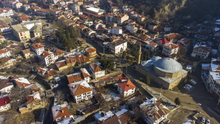 Téléchargez les photos : Mudurnu - Bolu - Turkey, February 20, 2023, Yildirim Bayezid Camii. Yildirim Bayezid Camii mosque with drone shooting - en image libre de droit