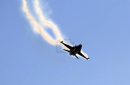 Téléchargez les photos : Turquie / Izmir, 9 septembre 2022, Célébrations de la fête de l'indépendance d'Izmir, Spectacle d'avions Turkish Stars L'équipe de démonstration de voltige de l'armée de l'air turque qui a appelé - en image libre de droit