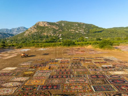 Téléchargez les photos : Champs de tapis dans la saison estivale Photo de drone, Dosemealti Antalya, Turquie (Turkiye) - en image libre de droit