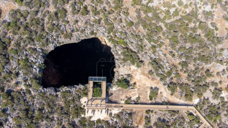 Téléchargez les photos : Ciel et l'enfer (Cennet et Cehennem) sont deux grands puits, Il y a une chapelle dans la grotte paradisiaque. Vue Aérienne Drone shooting, Province de Mersin, Turquie - en image libre de droit