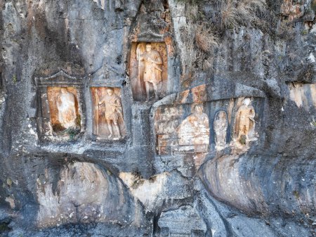 Téléchargez les photos : Vue de la façade extérieure d'Adamkayalar, signifie littéralement homme-roches qui situé sur le sommet des montagnes Toros à Silifke, Mersin, Turquie
. - en image libre de droit