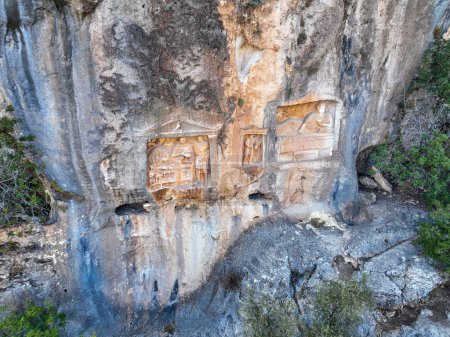 Téléchargez les photos : Vue de la façade extérieure d'Adamkayalar, signifie littéralement homme-roches qui situé sur le sommet des montagnes Toros à Silifke, Mersin, Turquie
. - en image libre de droit