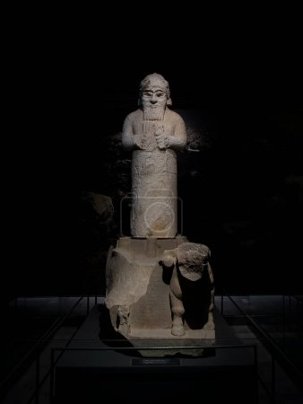 Foto de Adana - Turquía - 12 de agosto de 2023, Tarhunda - Dios con escultura de carro. Museo Arqueológico de Adana. - Imagen libre de derechos
