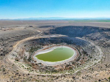 Foto de El lago Meyil Obruk se encuentra en el distrito de Karapinar de Konya. La profundidad del sumidero es de 104 metros. - Imagen libre de derechos