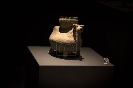 Téléchargez les photos : Adana - Turquie, 12 août 2023, objets anciens historiques dans le musée archéologique d'Adana - en image libre de droit