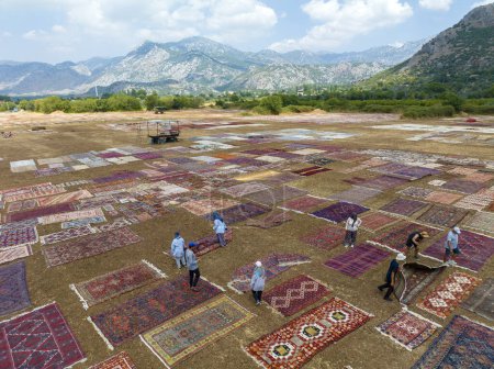 Foto de Dosemealti - Antalya - Turquía, 10 de agosto de 2023, Campos de alfombras en la temporada de verano Drone Photo - Imagen libre de derechos
