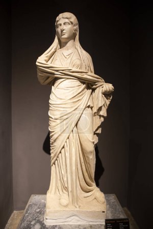 Téléchargez les photos : Musée d'Antalya - Turquie, 10 août 2023, Statues antiques exposées au Musée d'Antalya. - en image libre de droit