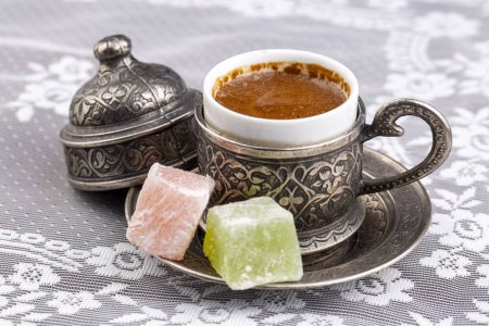 Traditioneller köstlicher türkischer Kaffee und türkische Köstlichkeiten