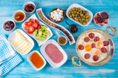 Téléchargez les photos : Délicieux petit déjeuner turc traditionnel. Photo concept alimentaire
. - en image libre de droit