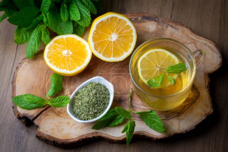 Téléchargez les photos : Thé au citron et menthe (nom turc ; nane limon cayi) - en image libre de droit
