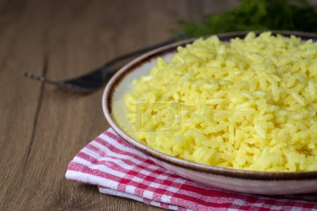 Téléchargez les photos : Assiette de riz safran pilaf (nom turc ; safranli pilav) - en image libre de droit