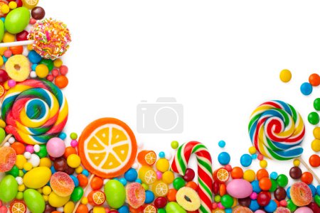 Foto de Piruletas de colores y diferentes dulces redondos de colores. Vista superior. - Imagen libre de derechos