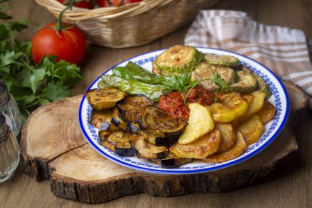 Téléchargez les photos : Frit de légumes mélangés de style turc (Karisik Kizartma) - en image libre de droit
