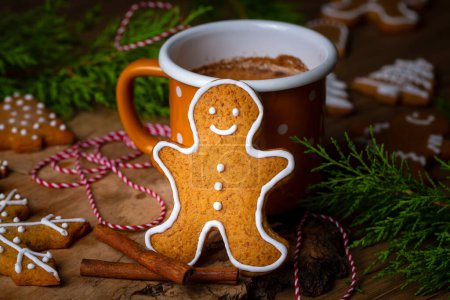 Téléchargez les photos : Biscuits maison de pain d'épice de Noël, homme de pain d'épice - en image libre de droit