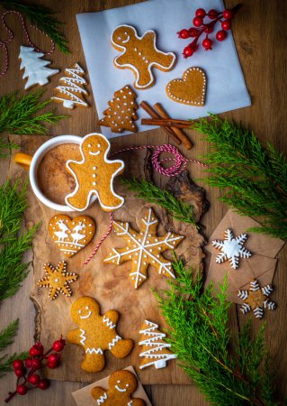 Téléchargez les photos : Biscuits maison de pain d'épice de Noël, homme de pain d'épice - en image libre de droit
