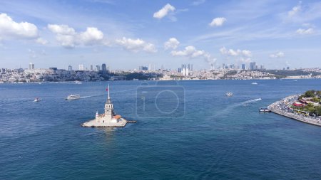 Téléchargez les photos : Vue Aérienne Par Drone De La Tour De Maiden à Uskudar Istanbul - Kiz Kulesi, Turquie - en image libre de droit