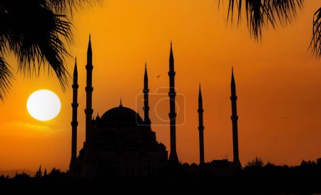 Foto de Adana / Turquía, Mezquita Central de Sabanci vista nocturna. Foto concepto de viaje. - Imagen libre de derechos