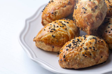 Téléchargez les photos : Délicieux plat turc ; pâte à l'aneth, nom turc ; dere otlu peynirli pogaca - en image libre de droit