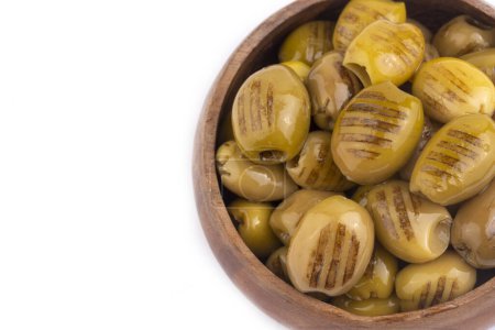 Téléchargez les photos : Olives vertes grillées. Savoureux olives vertes bio dans l'assiette. - en image libre de droit