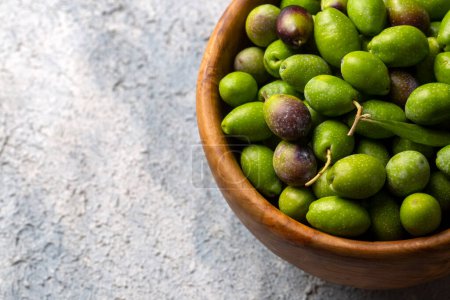 Téléchargez les photos : Olive verte fraîche récoltée pour la texture du motif de production d'huile d'olive. Fruits crus pour l'huile d'olive. - en image libre de droit
