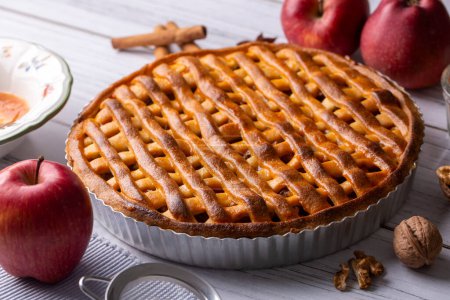 Téléchargez les photos : Dessert maison de tarte aux pommes biologique prêt à manger - en image libre de droit