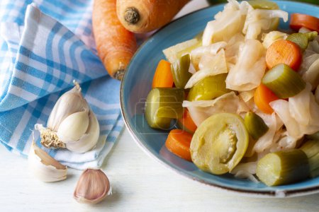 Téléchargez les photos : Assortiment de légumes marinés mélangés dans un bol - assiette, nom turc ; tursu. - en image libre de droit