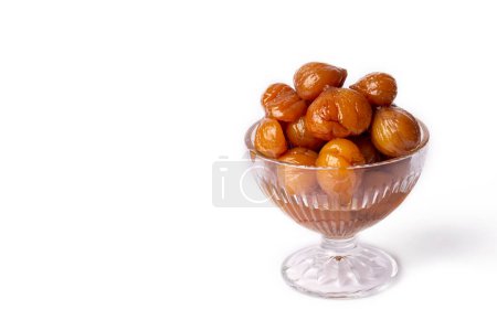 Téléchargez les photos : Dessert de châtaignes et châtaignes dans une assiette. Délicieux dessert turc traditionnel ; bonbons aux châtaignes (Kestane Sekeri) - en image libre de droit