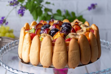 Téléchargez les photos : Délicieux gâteau aux fruits (nom turc ; pâtes meyveli yas, pâtes karisik meyveli yas) - en image libre de droit