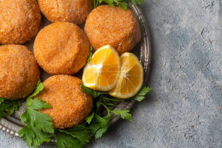 Téléchargez les photos : Kibbeh is a popular dish in Middle Eastern cuisine (Turkish name; icli kofte - Adana icli koftesi) - en image libre de droit
