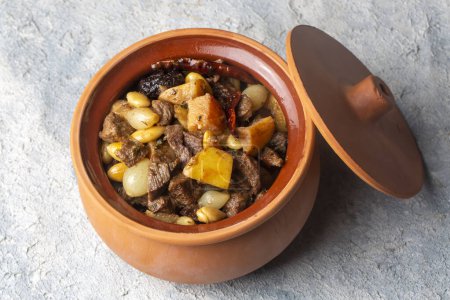 Foto de Traditional delicious Turkish foods; Quince and plum lamb stew, lamb tandoori (Turkish name; Ayvali - erikli kuzu guvec - kuzu tandir - Imagen libre de derechos