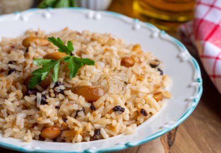 Téléchargez les photos : Cuisine traditionnelle turque délicieuse ; riz pilaf aux pignons et groseilles (nom turc ; ic pilav ou pilaf) - en image libre de droit
