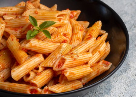 Téléchargez les photos : Pâtes Penne à la sauce tomate - en image libre de droit