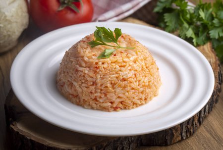Foto de Comida tradicional turca deliciosa; arroz pilaf con tomates (nombre turco; Domatesli pirinc pilavi) - Imagen libre de derechos