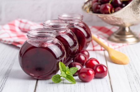 Foto de Jars with freshly homemade cherry jam, sour cherry jam, Turkish name; Visne receli - Imagen libre de derechos