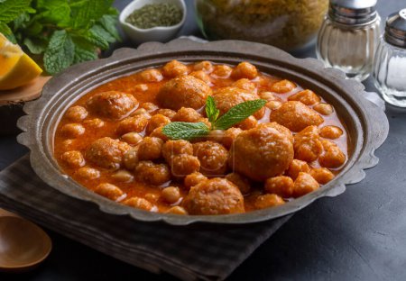 Téléchargez les photos : Aliments traditionnels délicieux turcs ; soupe Bulgur (nom turc ; Anali Kizli, icli kofte) - en image libre de droit