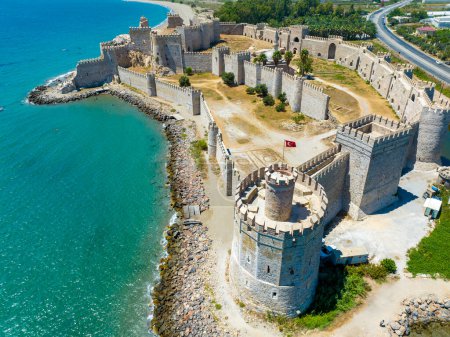 Téléchargez les photos : Vue Aérienne du Château De Mamure ou du Château D'anamur à Anamur, Turquie - en image libre de droit