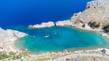 Téléchargez les photos : L'Acropole de Lindos dans l'île de Rhodes en Grèce. Plage Saint-Paul et Lindos Acropole vue panoramique aérienne. - en image libre de droit