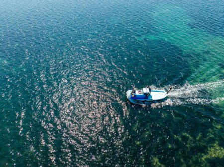 Téléchargez les photos : Turquie Pissa Bay un bateau dans la mer turquoise - en image libre de droit