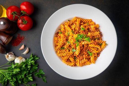 Téléchargez les photos : Pâtes Fusilli, en spirale ou en spirale avec tomate, sauce hachée - style culinaire italien - en image libre de droit