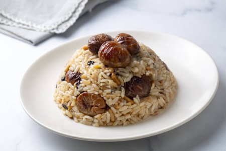 Téléchargez les photos : Cuisine traditionnelle turque délicieuse ; riz pilaf aux châtaignes (nom turc ; kestaneli pilav) - en image libre de droit