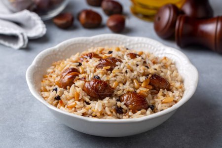 Téléchargez les photos : Cuisine traditionnelle turque délicieuse ; riz pilaf aux châtaignes (nom turc ; kestaneli pilav) - en image libre de droit
