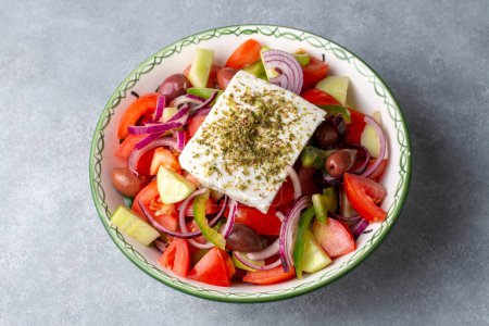 Foto de Ensalada griega con verduras frescas, queso feta y aceitunas kalamata. Alimento saludable
. - Imagen libre de derechos