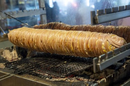 Téléchargez les photos : Turkish Street Food Rouleaux Kokorec à base d'intestin d'agneau rôti au four à bois. - en image libre de droit