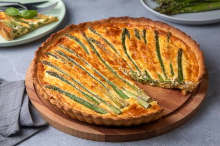 Téléchargez les photos : Asparagus tart, vegan quiche homemade pastry, healthy foods - en image libre de droit